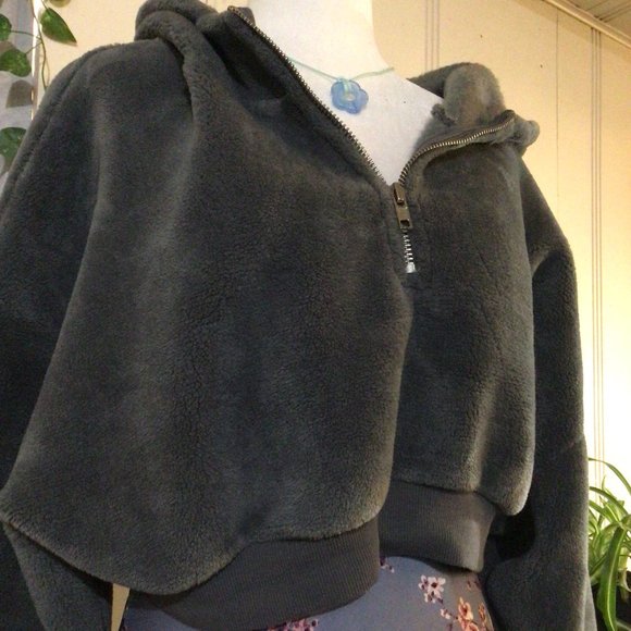 Soft Cropped Sweater - Picture 2 of 3